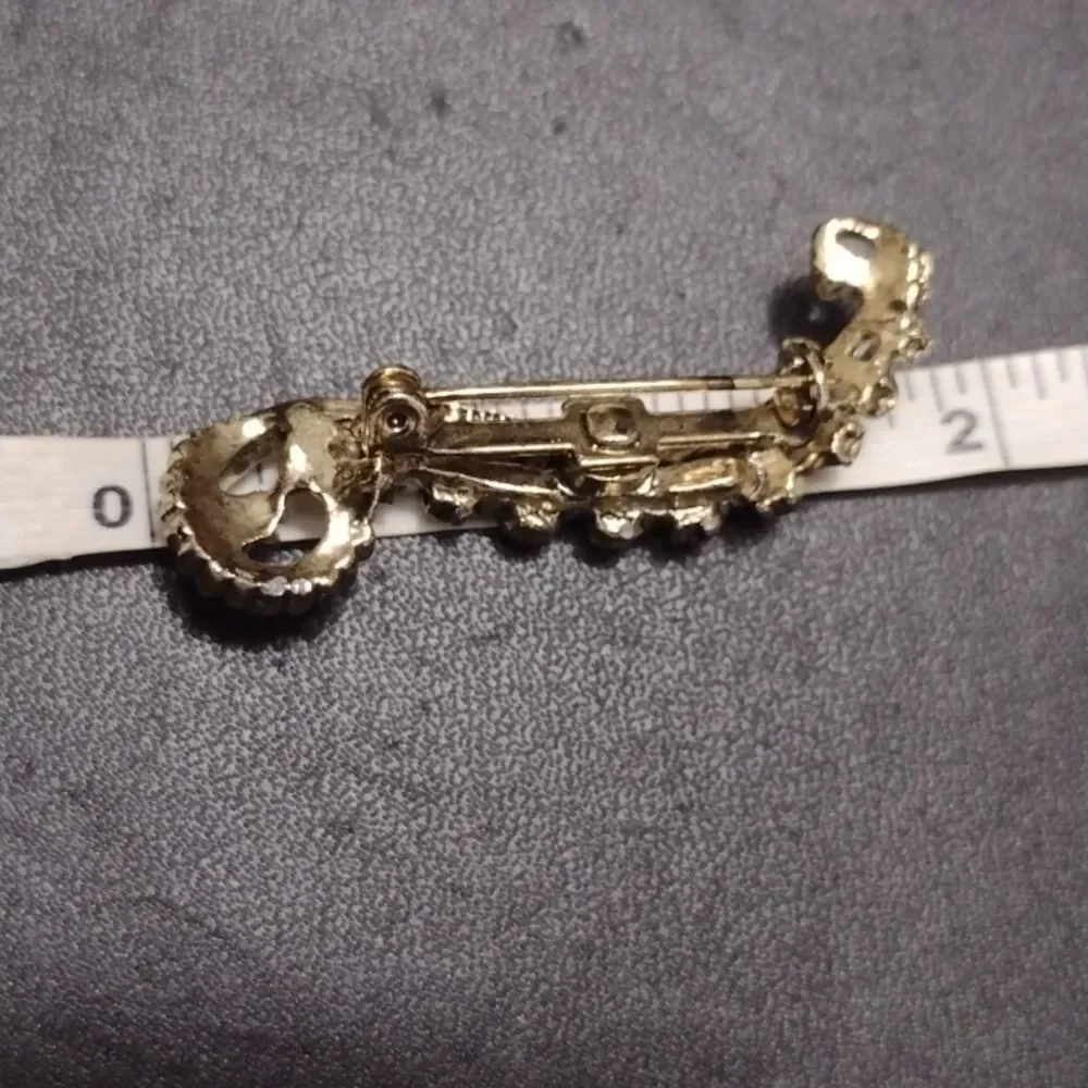 Gerry's vintage gold tone scroll brooch